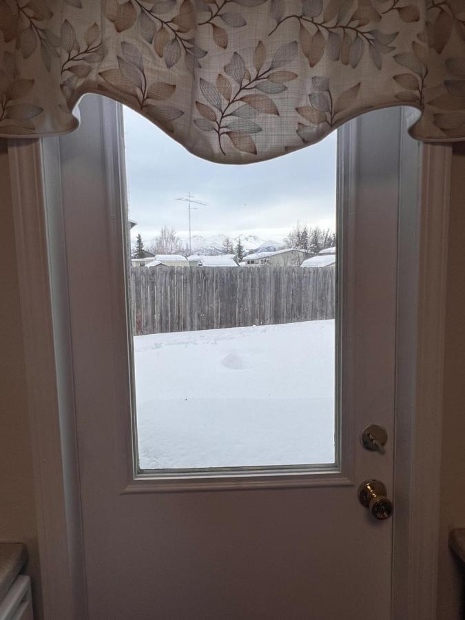 Lovely Two Bedroom, Minutes Away From Downtown Анкъридж Екстериор снимка